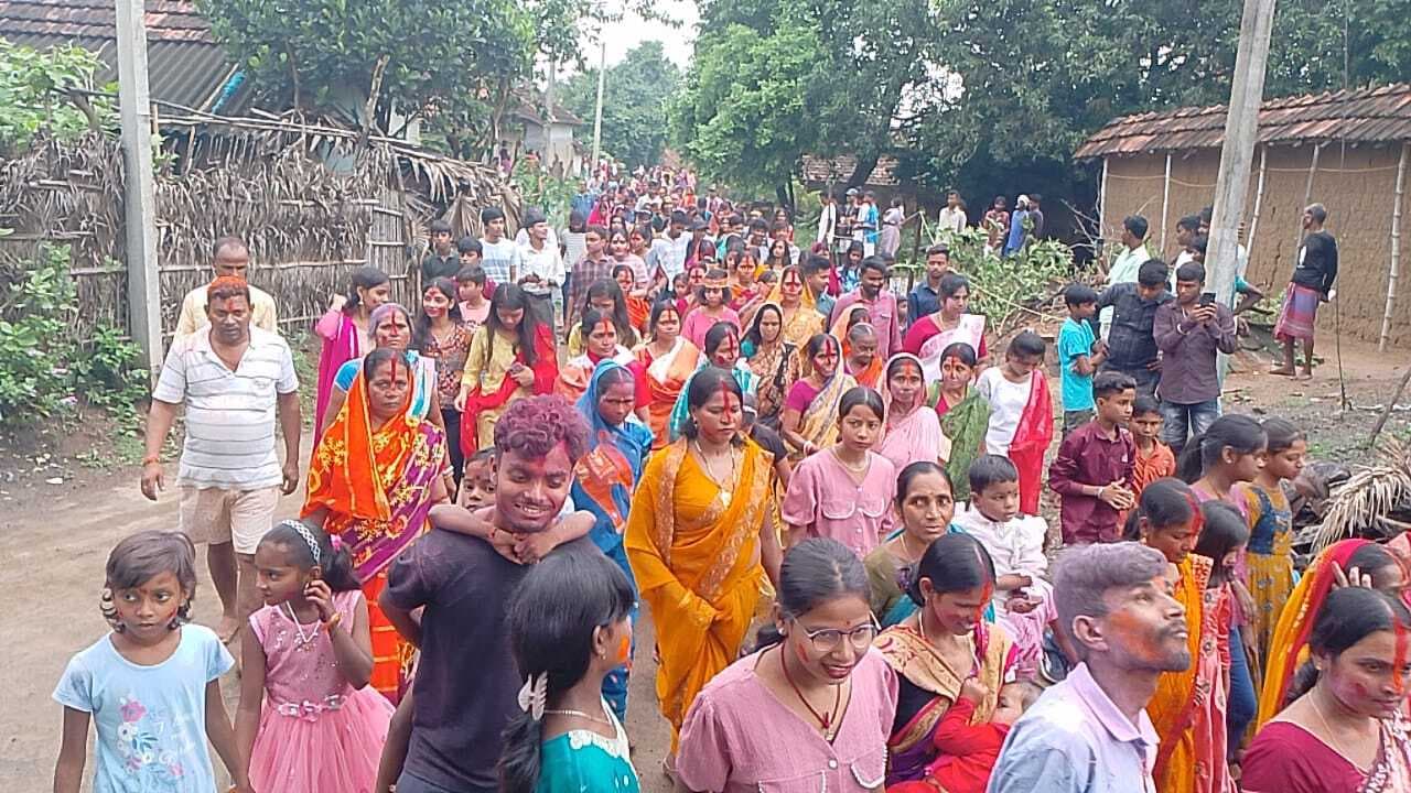 पाकुड़िया में मां दुर्गा की प्रतिमा को नम आंखों से दी गयी विदाई