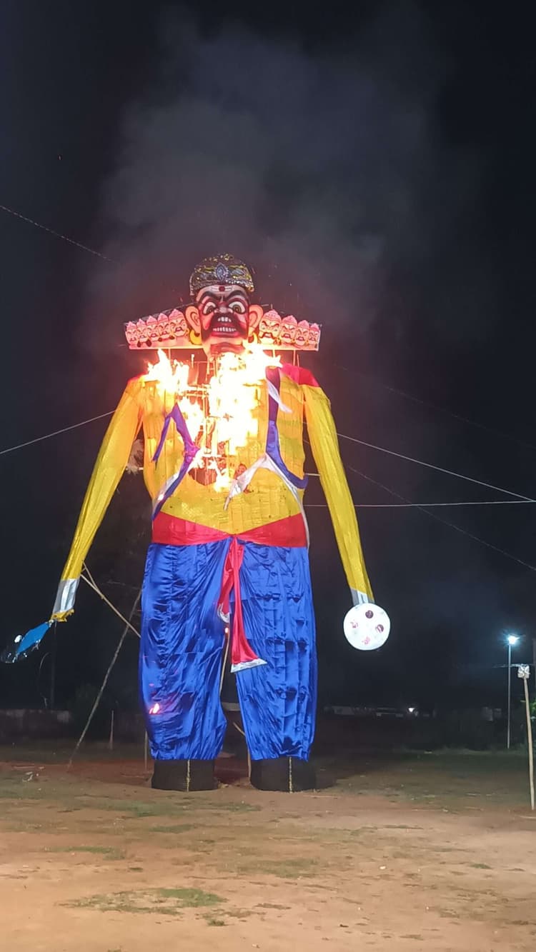 तोरपा ब्लॉक मैदान में जलाया गया 55 फीट का रावण का पुतला