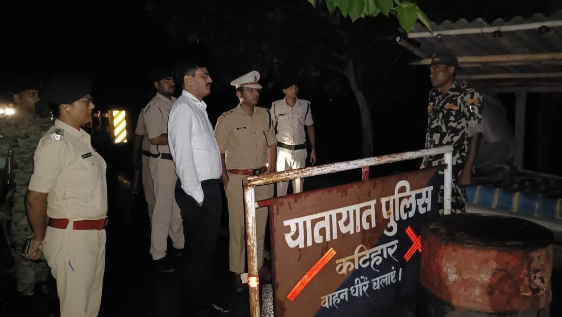 महानंदा ब्रिज चेक पोस्ट का डीएम-एसपी ने किया निरीक्षण