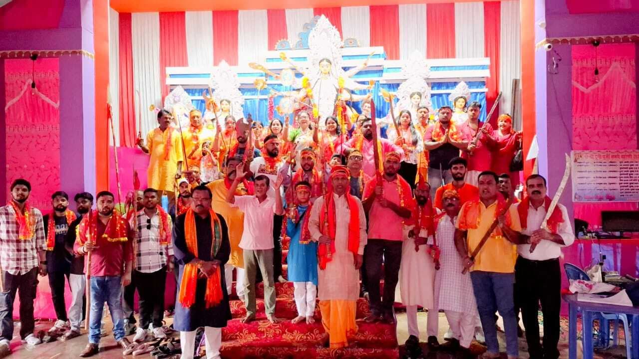 विजयादशमी पर वैदिक मंत्रोच्चार के साथ हुए शस्त्र पूजन