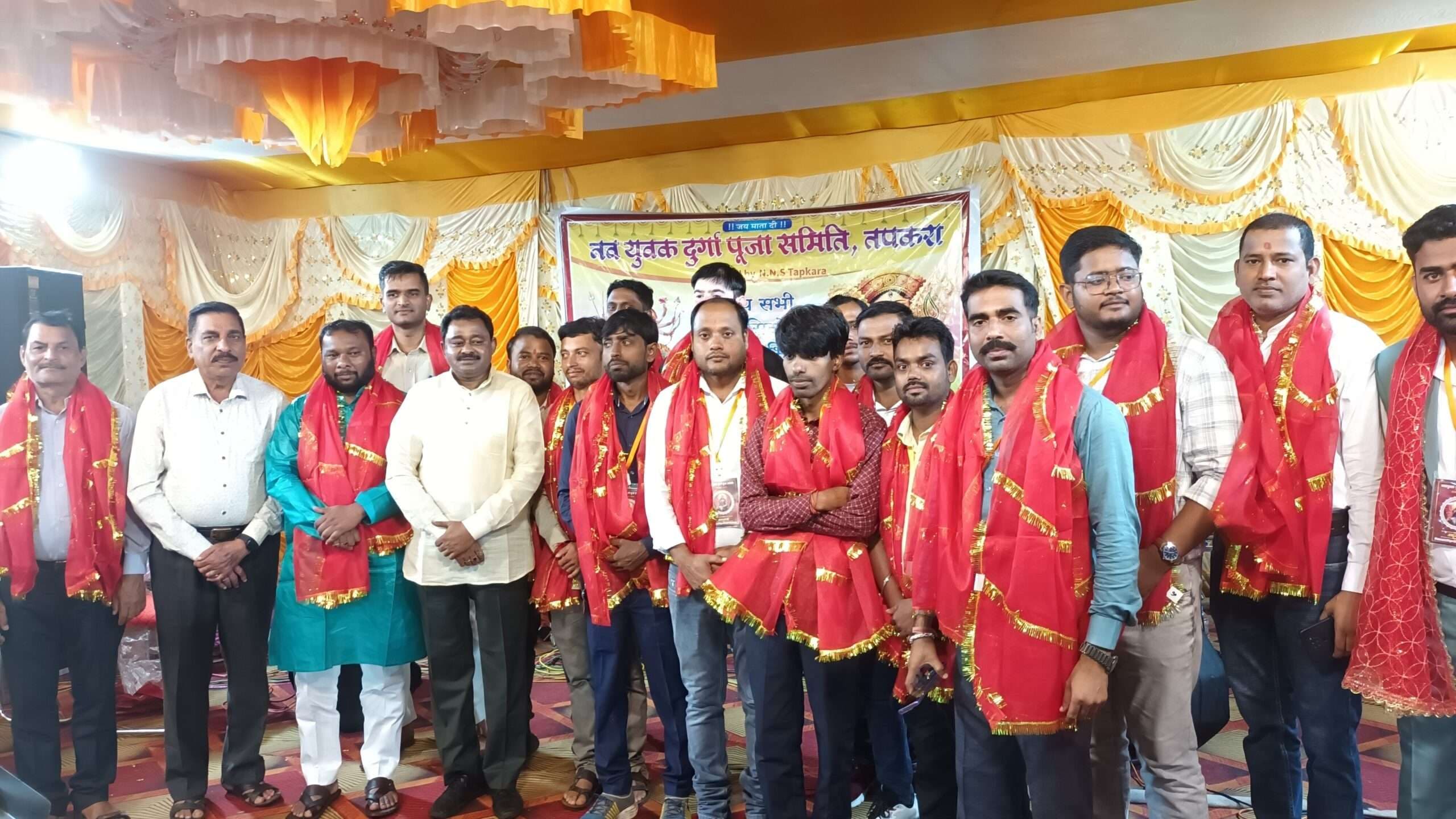 जिलाध्यक्ष ने पूजा समिति के पदधारियों को किया सम्मानित