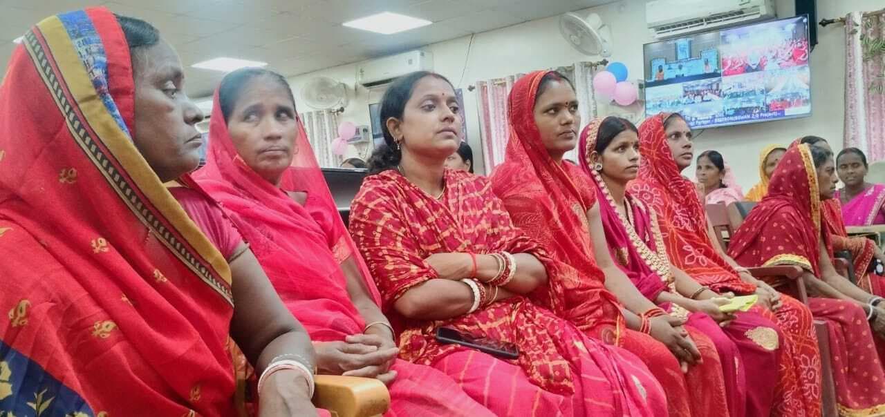 द्वितीय चरण में जिला के 15 हजार 235 महिलाओं के खाते में गये 10-10 हजार रुपये