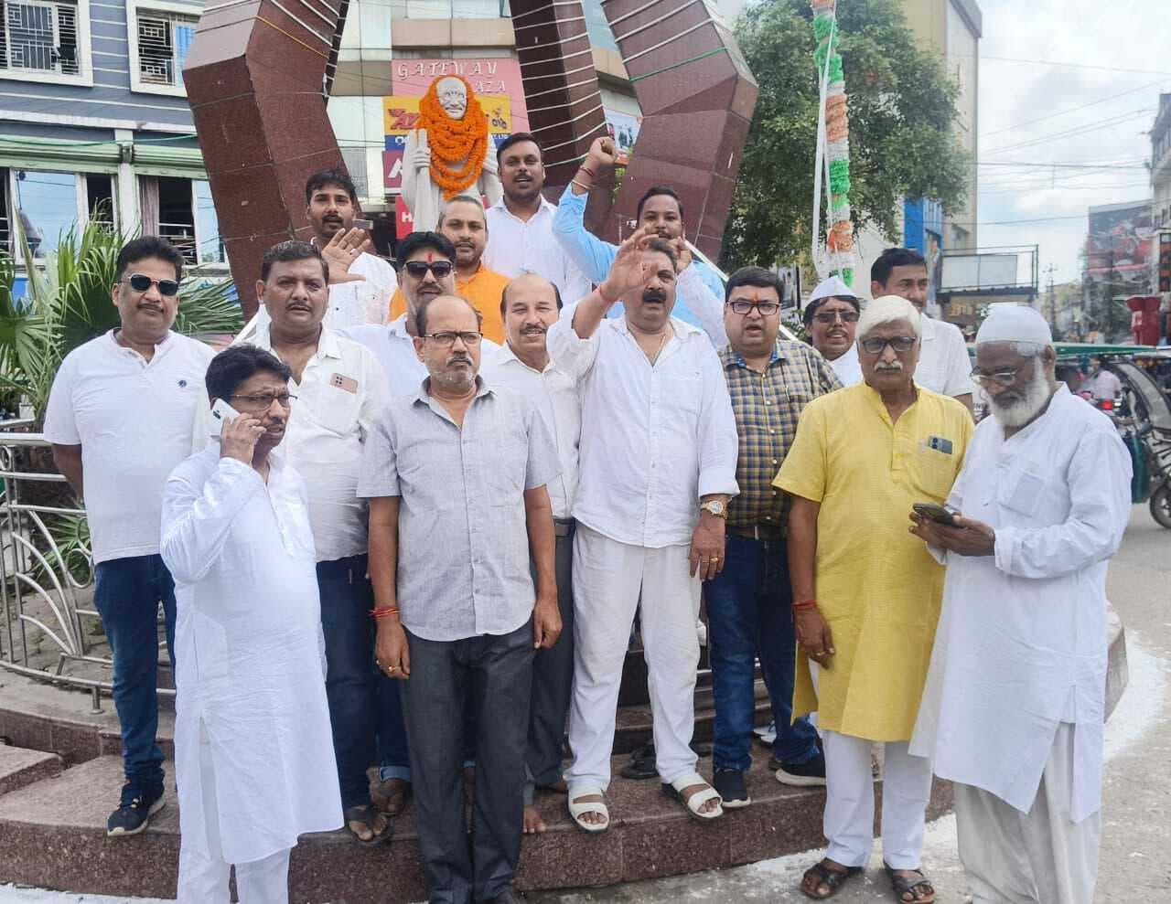 जयंती पर नगर कांग्रेस ने बापू के प्रतिमा पर किया माल्यार्पण