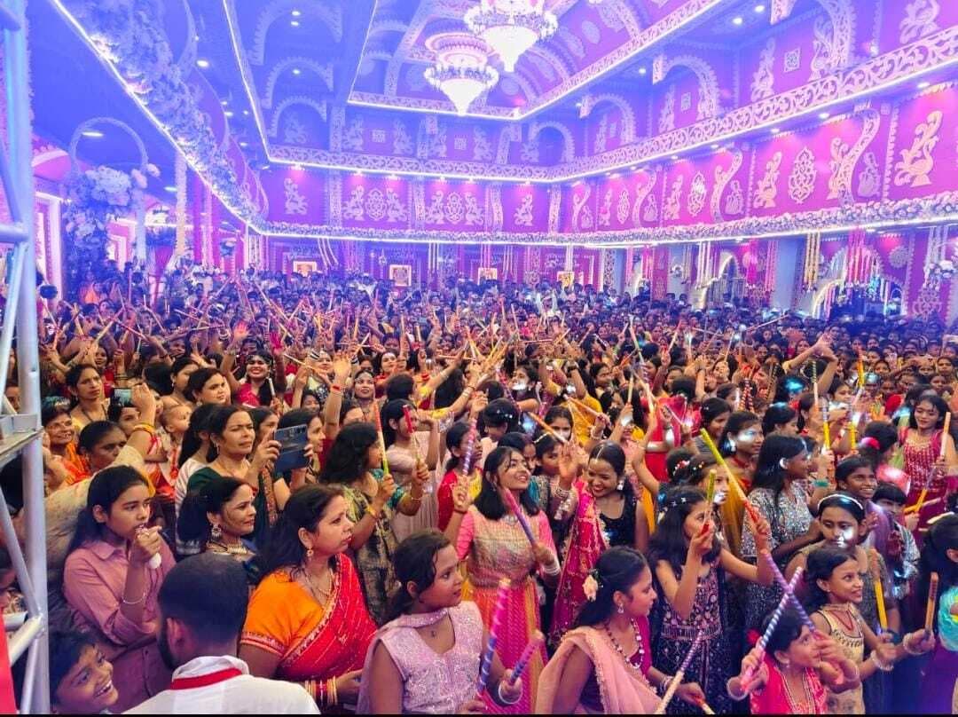 युवतियों व महिलाओं ने डांडिया नृत्य कर मोहा मन