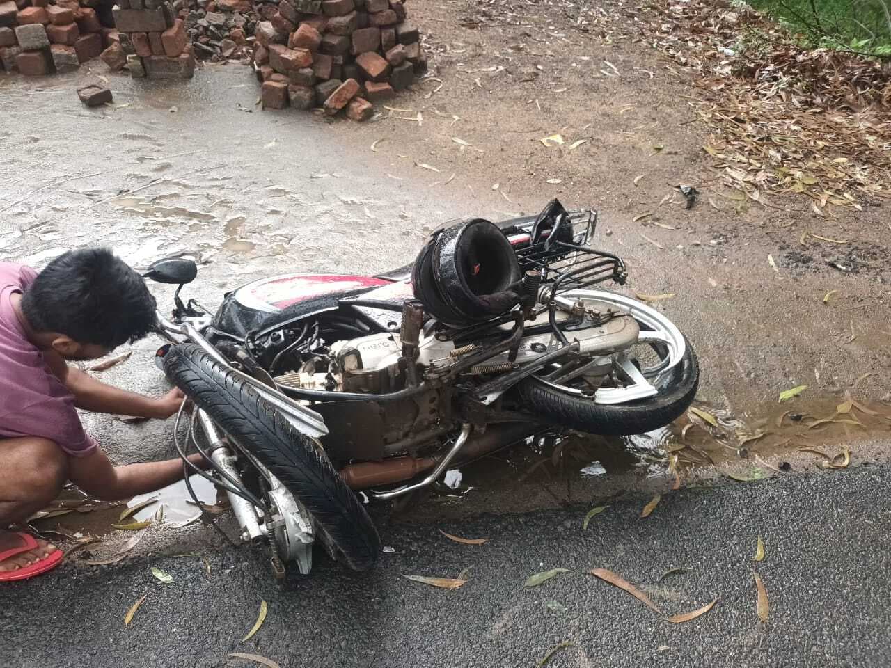 Deoghar news : कार के धक्के से बाइक सवार की मौत, महिला व बच्ची घायल