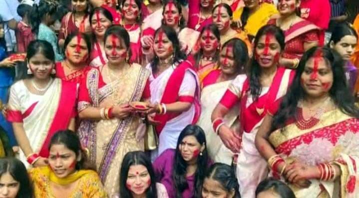 सिंदूर खेला के साथ महिलाओं ने दी मां दुर्गा को विदाई