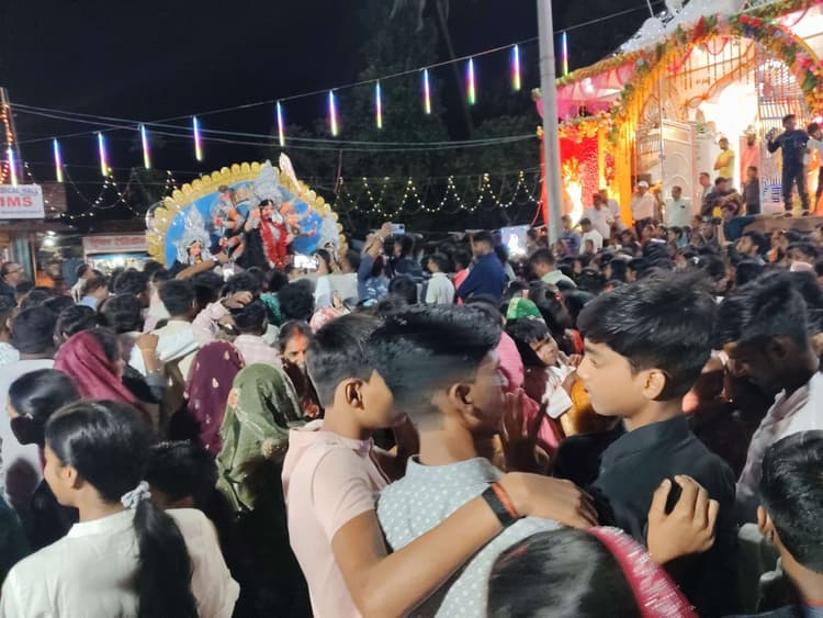 देवीपुर : ढाक-ढोल की थाप पर नम आंखों से माता पर दी गयी विदाई