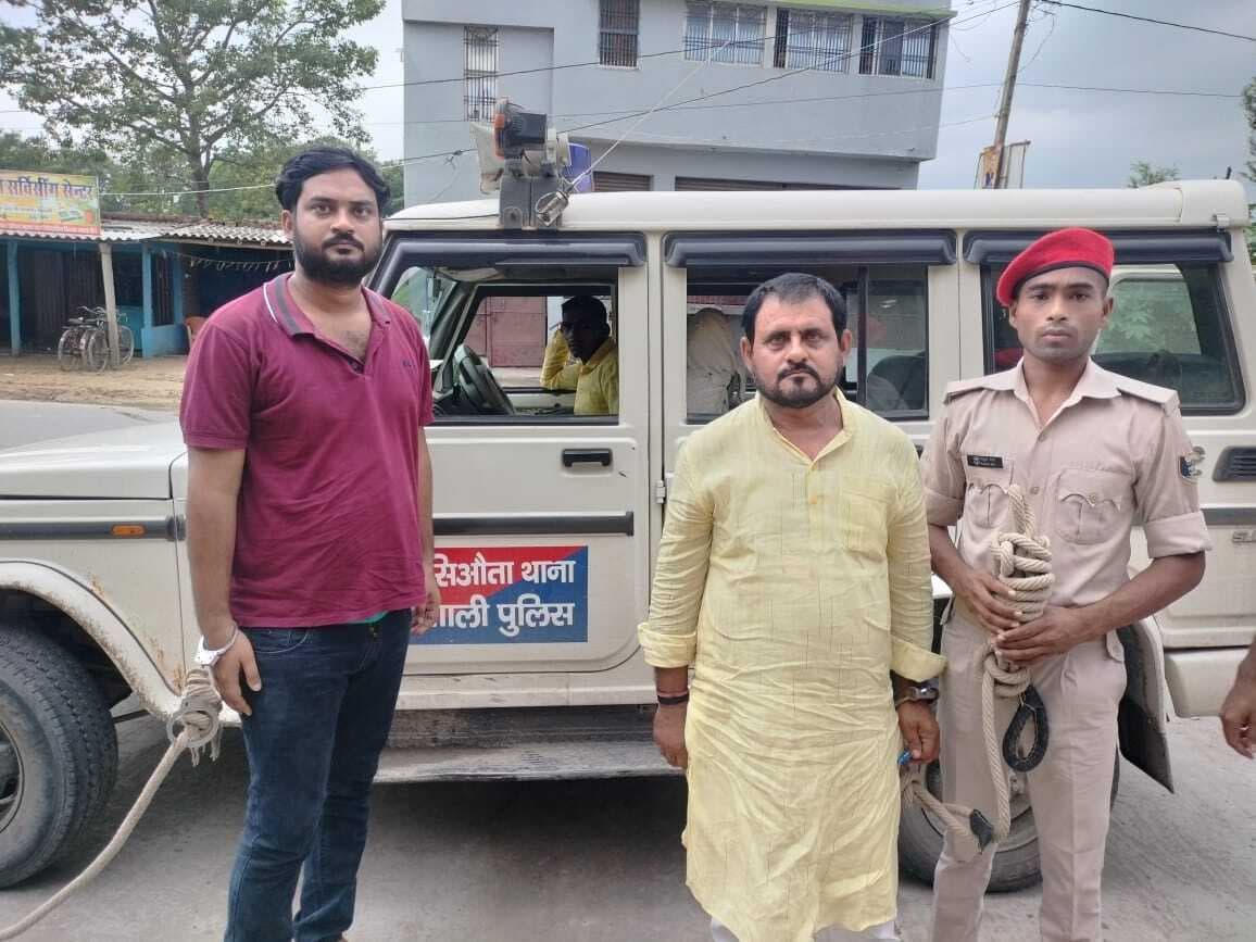 hajipur news. दो सिपाहियों की बंधक बनाकर पिटाई, हथियार छिनने का प्रयास