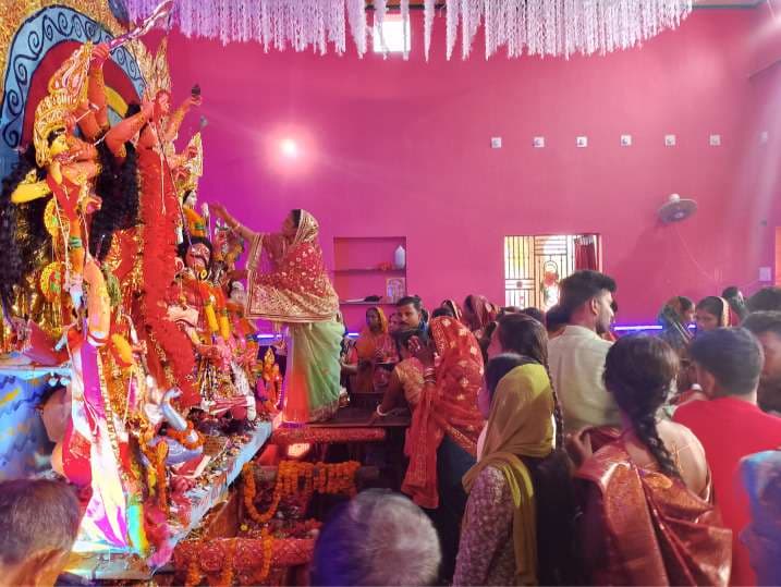 मां को सिंदूर पहना व खोइछा भर गढ़ परिवार की बहुओं ने नम आंखों से दी विदाई