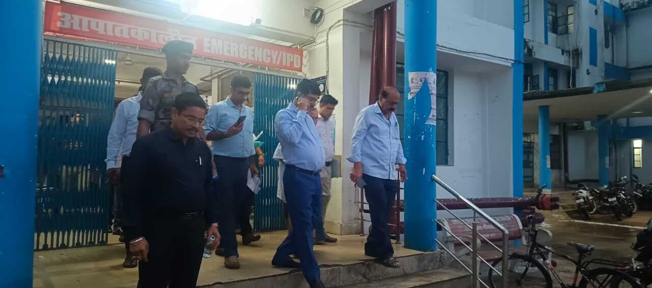 Deoghar News : सदर अस्पताल में मिली अव्यवस्था, डीएस और स्टोर इंचार्ज को शोकॉज करने का निर्देश