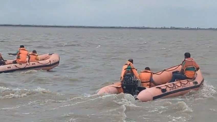 नाव पलटने से पांच किसान डूबे, तीन बचे, दो लापता