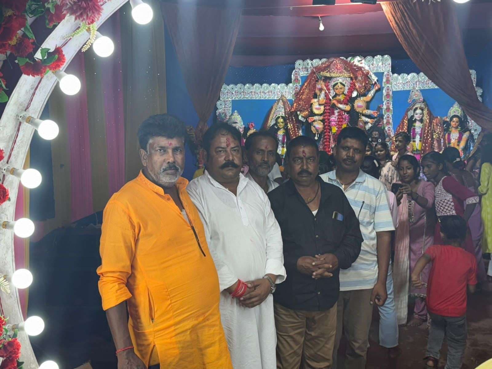 पूजा पंडालों व दुर्गा मंदिर में जुटी श्रद्धालुओं की भीड़