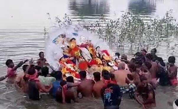 महिलाओं ने सिंदूर की होली खेल मां को दी विदाई