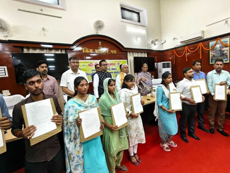 मंत्री ने शिक्षाकर्मियों के 47 आश्रितों को बांटे नियुक्ति पत्र