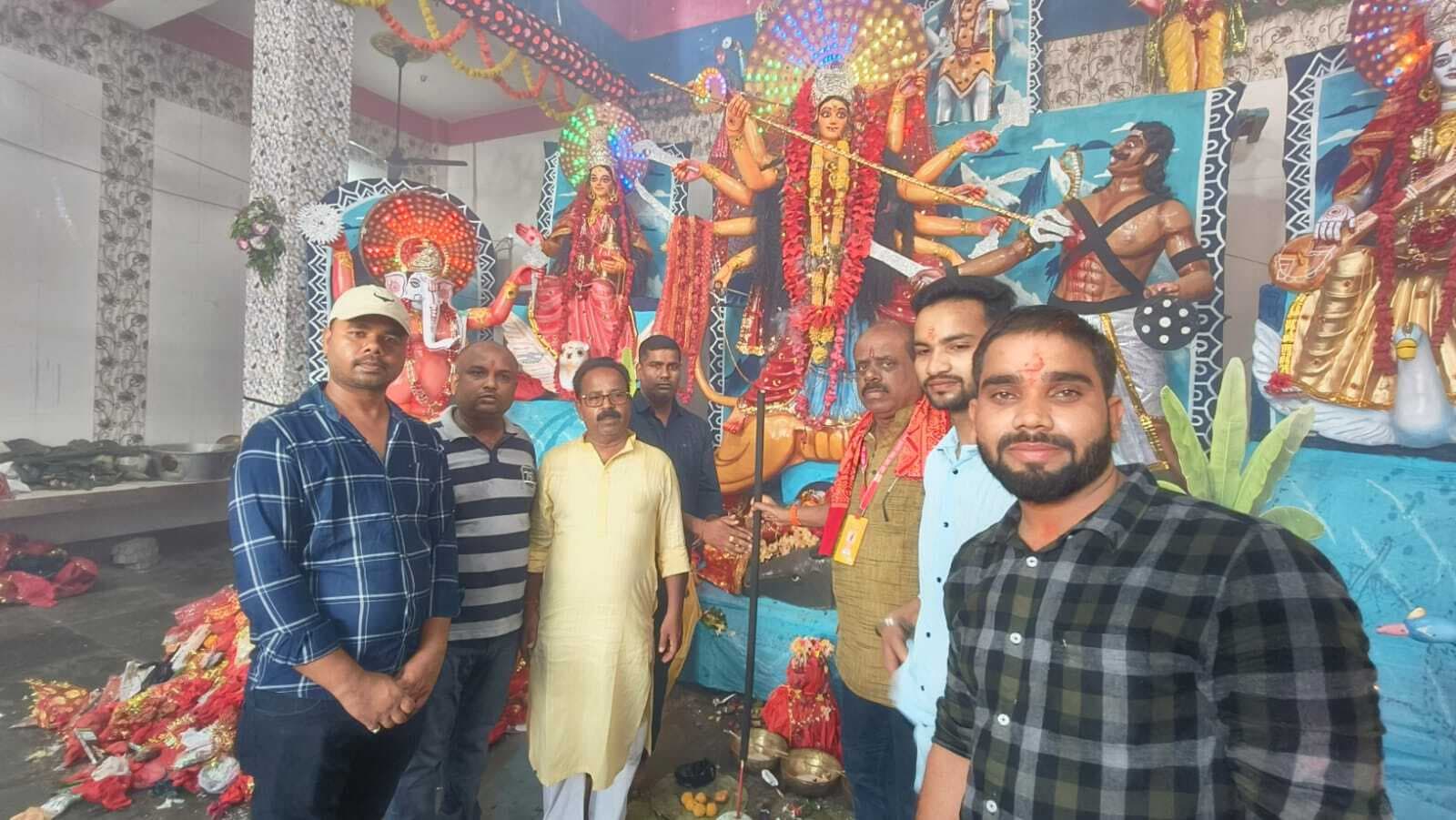 दुर्गा मंदिर में जलायी गयी छह फीट लंबी अगरबत्ती
