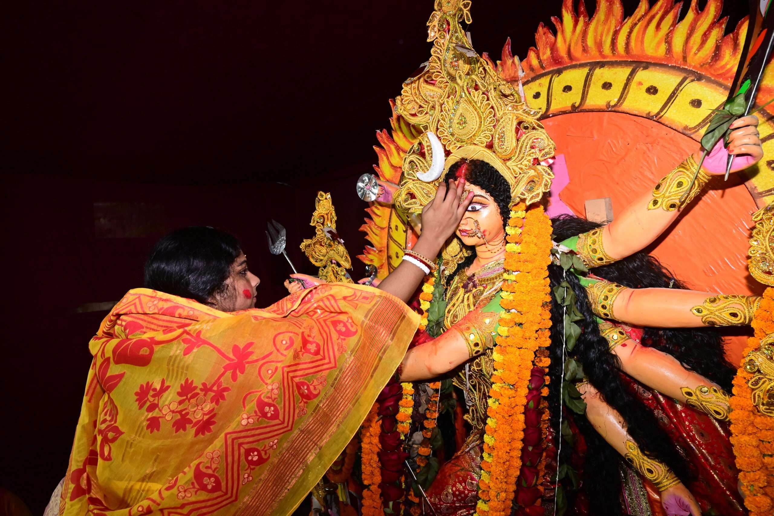 Deoghar News : सिंदूर खेलकर नम आंखों से मां दुर्गा को दी गयी विदाई