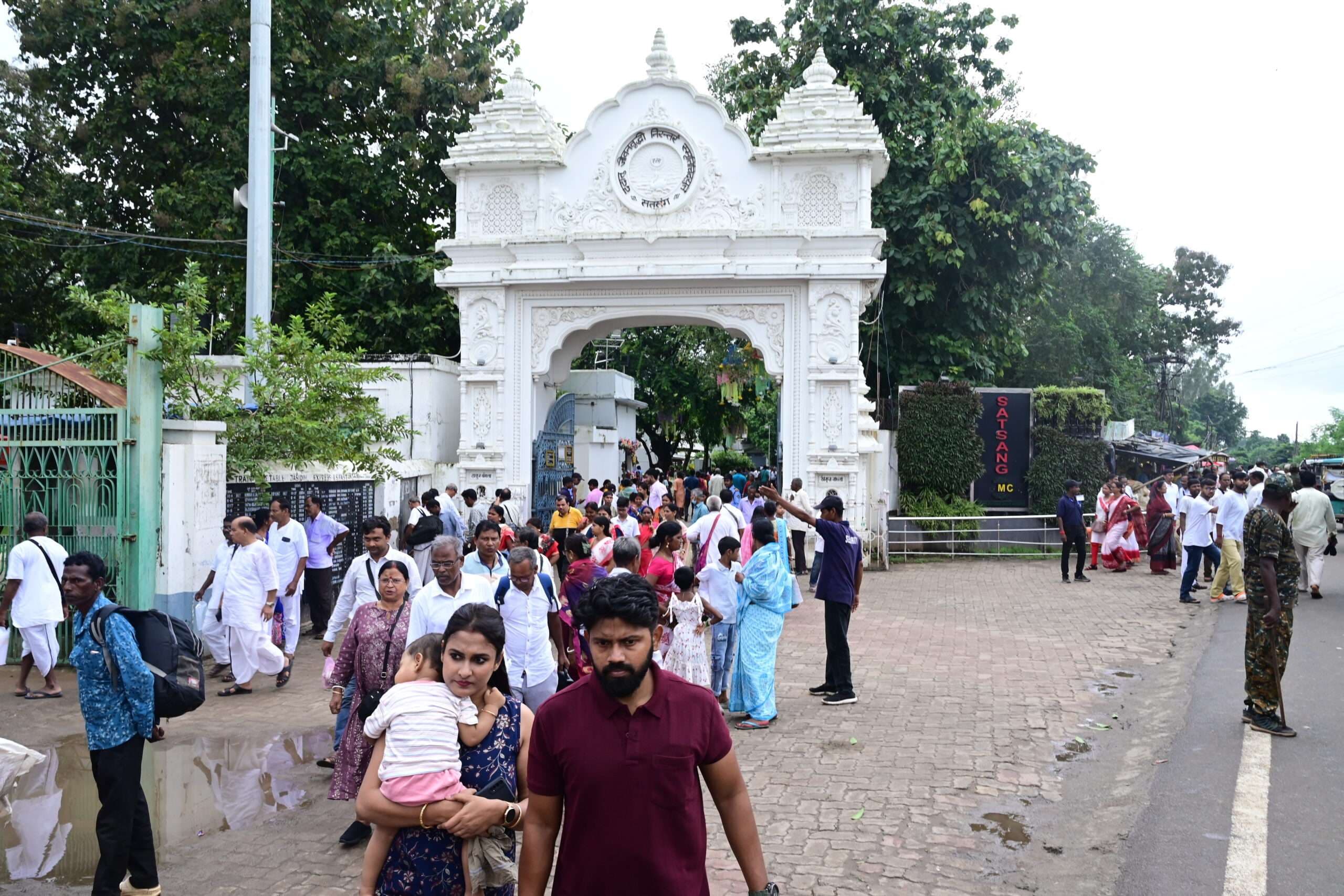 Deoghar news : सत्संग आश्रम : श्रीश्री ठाकुर अनुकूल चंद के 138वें जन्मोत्सव व ऋत्विक-मातृ सम्मेलन में जुटे अनुयायी