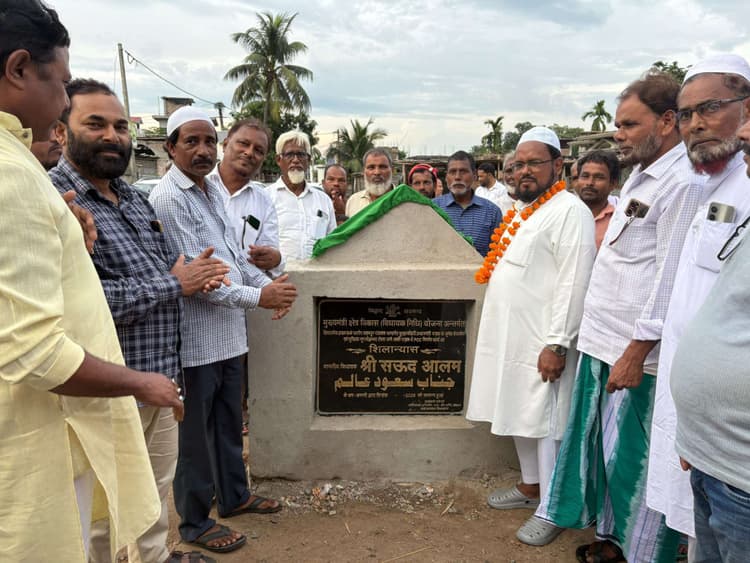 दिघलबैंक प्रखंड में पांच योजनाओं का राजद विधायक सउद आलम ने किया शिलान्यास