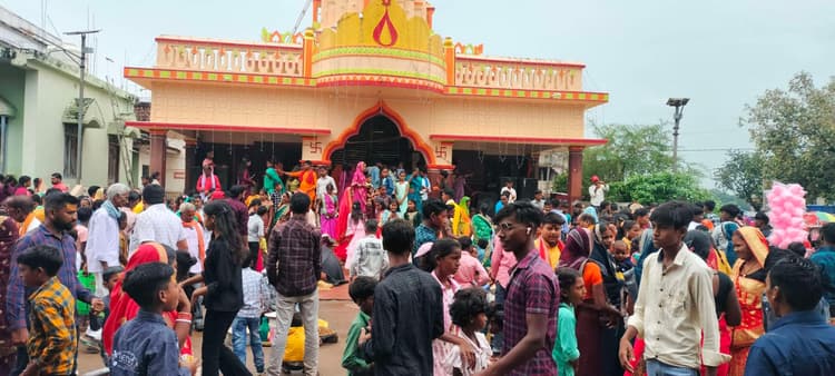 सोनारायठाढ़ी : मां दुर्गा की प्रतिमा के दर्शन के लिए उमड़े भक्त