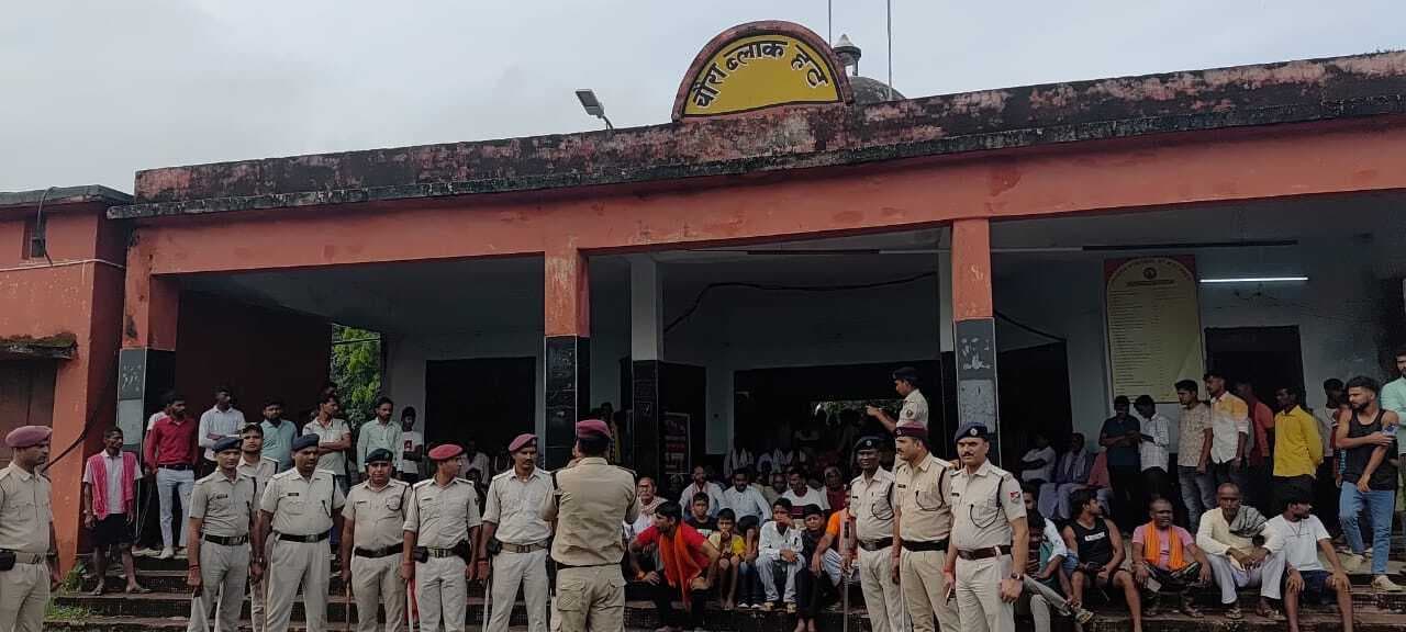 चौरा रेलवे स्टेशन ब्लॉक हॉल्ट पर ट्रेन ठहराव की मांग को लेकर धरना प्रदर्शन