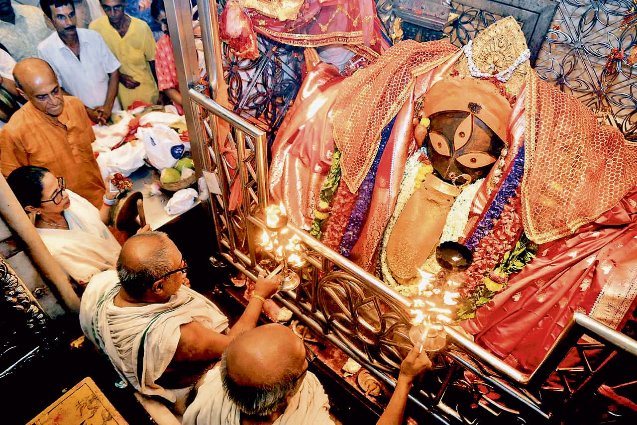 महानवमी की रात कालीघाट मंदिर पहुंचीं ममता बनर्जी, की पूजा-अर्चना
