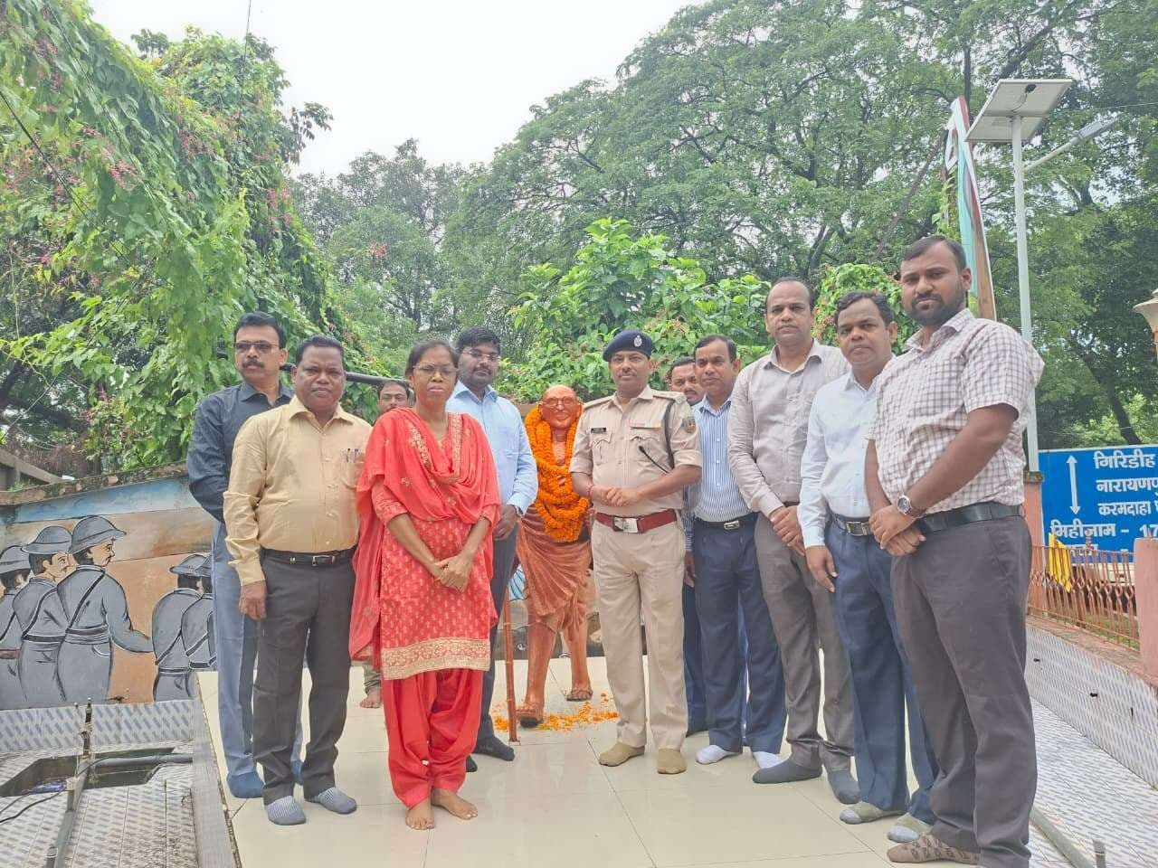 डीसी-डीडीसी ने जयंती पर महात्मा गांधी को किया याद