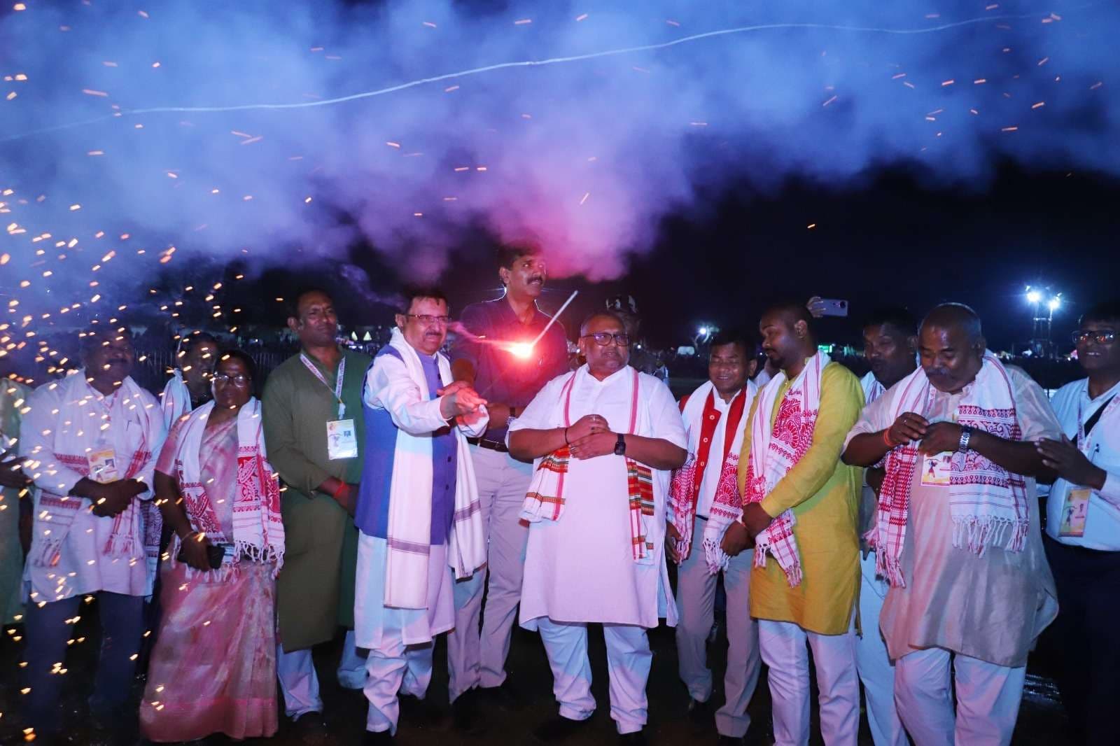 अतिथियों ने तीर मारकर किया पुतला दहन