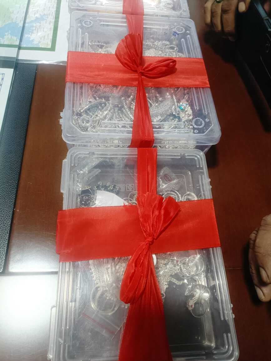 बंद घर से लाखों के जेवरात चोरी के आरोप में तीन युवक गिरफ्तार, एक फरार