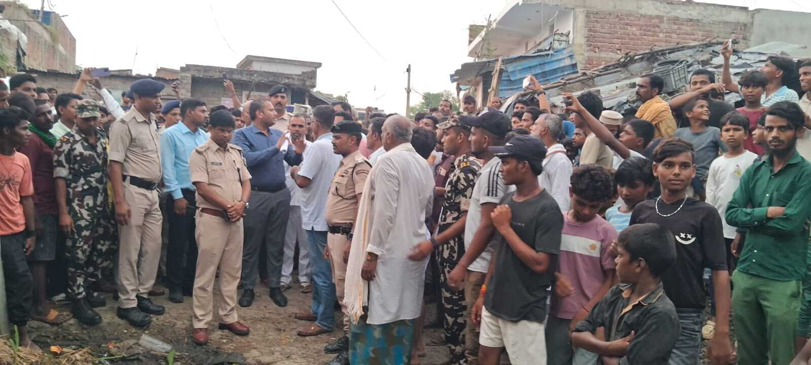 वोट बहिष्कार के निर्णय पर डटे ग्रामीणों से एसडीओ की वार्ता रही विफल, नदी पर पुल निर्माण की मांग पर डटे हैं लोग