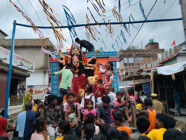 श्रद्धालुओं ने नम आंखों से मां दुर्गा की प्रतिमा को दी विदाई
