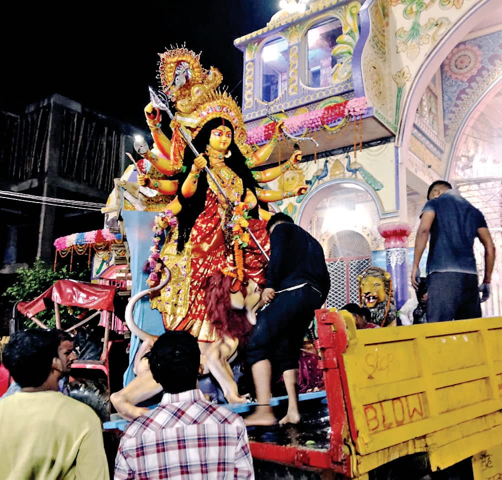 Seraikela Kharsawan News : अगले बरस तू जल्दी आना... के जयकारे के संग मां को विदाई दी