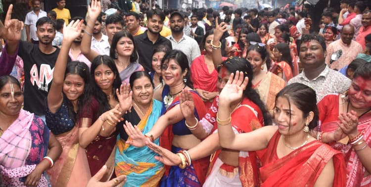 Bokaro News : नवपत्रिका विसर्जन के साथ पूजा संपन्न, सिंदूर खेल महिलाओं ने मां दुर्गा को दी विदाई