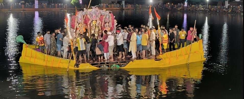 Giridih News :अश्रुपूर्ण नेत्रों से मां दुर्गा को दी गयी विदाई