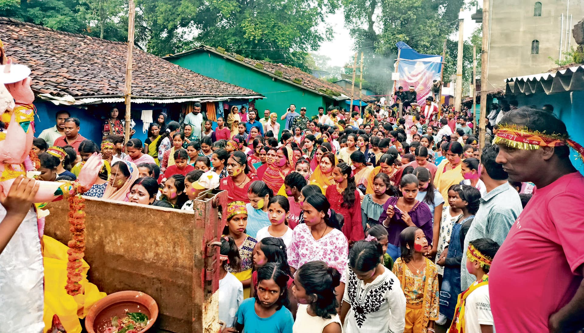 Chaibasa News : ””आसछे बोछोर आबार एसो मां… के नारों संग निकला जुलूस