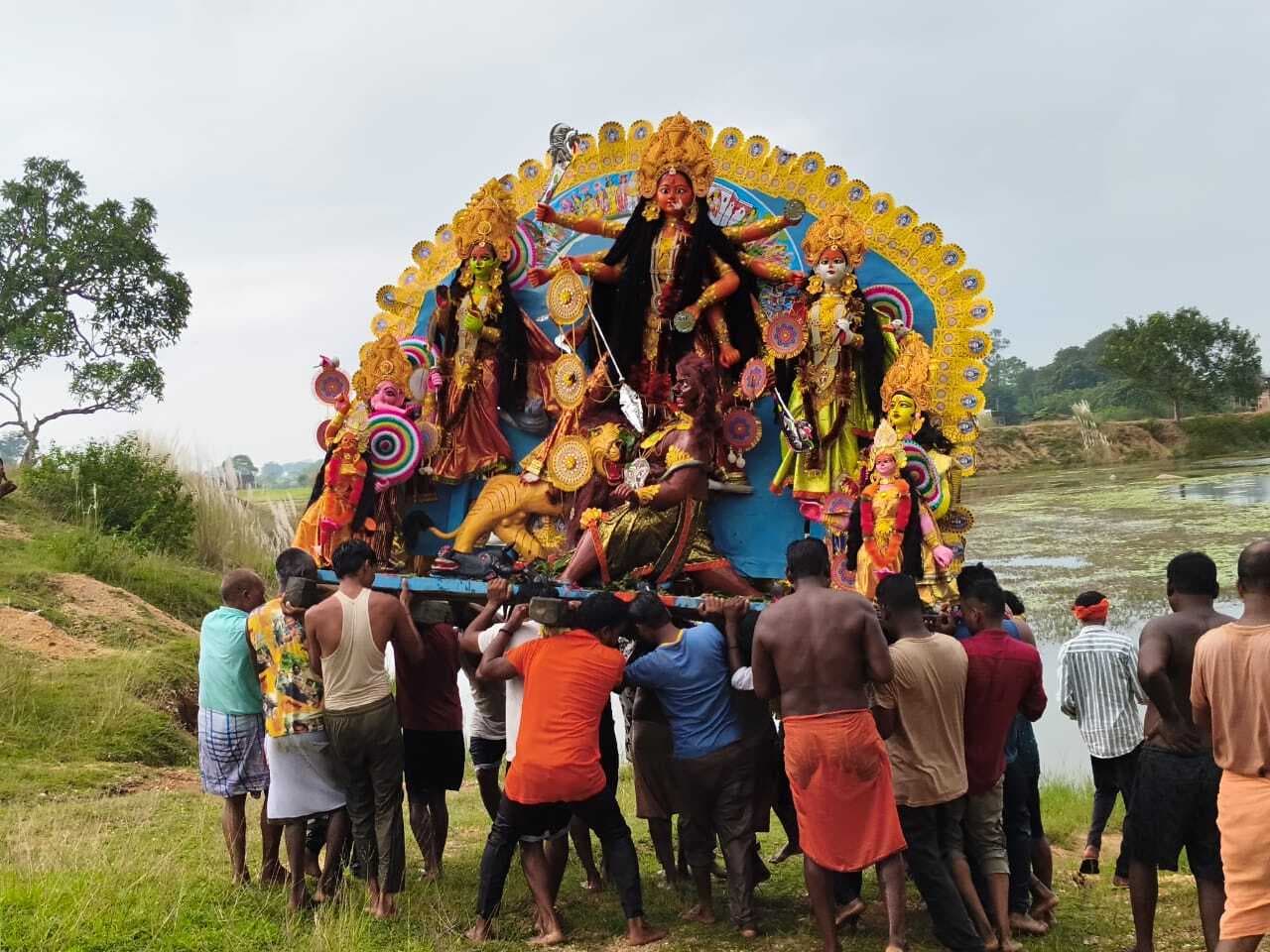 Giridih News :जलाशयों में की गयी प्रतिमा विसर्जित