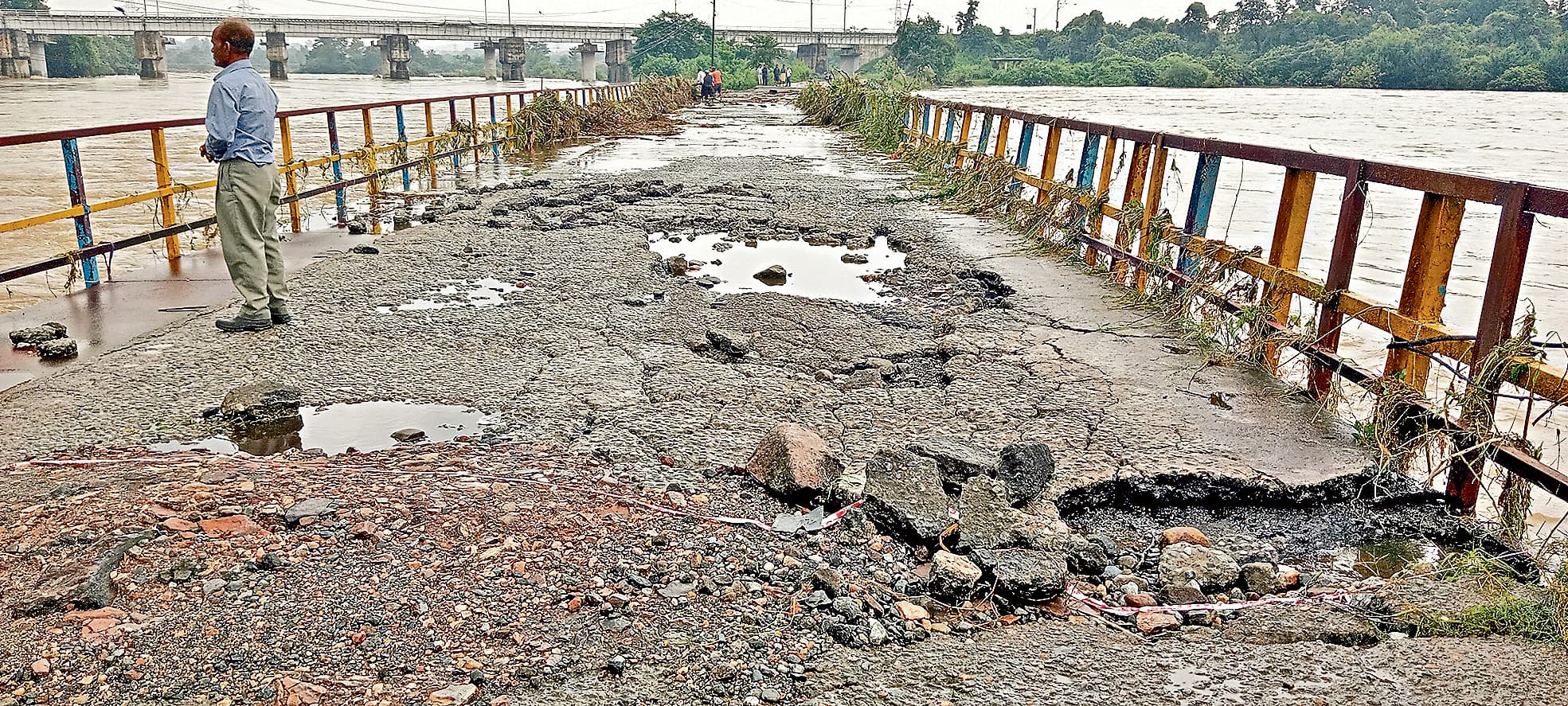 Bokaro News : नदी का जलस्तर बढ़ने पुल क्षतिग्रस्त, श्मशान घाट डूबा