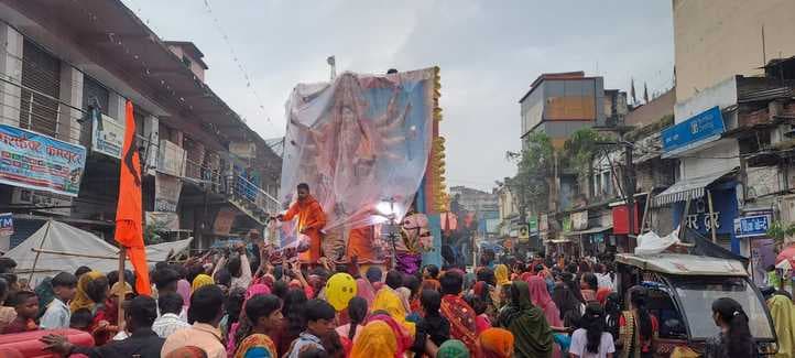 रिमझिम फुहारों में मां दुर्गा को दी विदाई, नम आंखों से भक्तों ने की प्रार्थना