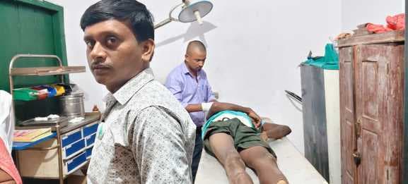 बारकोप मोड़ पर बाइक दुर्घटना में युवक गंभीर रूप से घायल