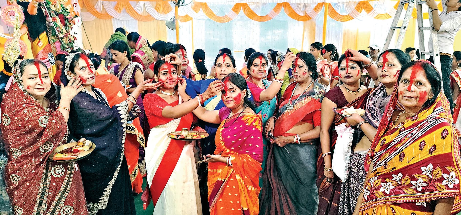 East Singhbhum News : महिलाओं ने सिंदूर खेला कर निकाला विसर्जन जुलूस