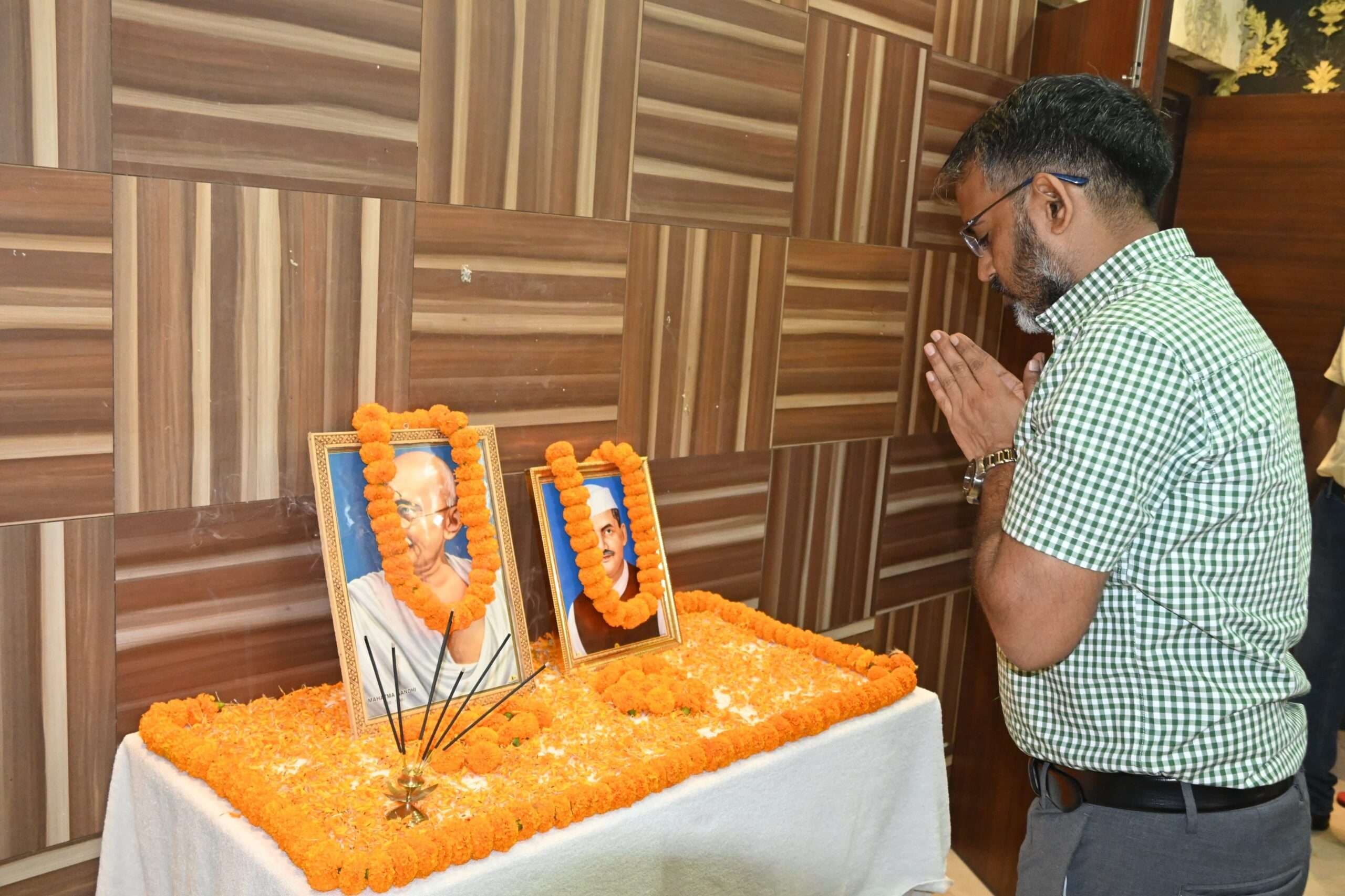 Giridih News :डीसी ने महात्मा गांधी और लाल बहादुर शास्त्री को किया नमन