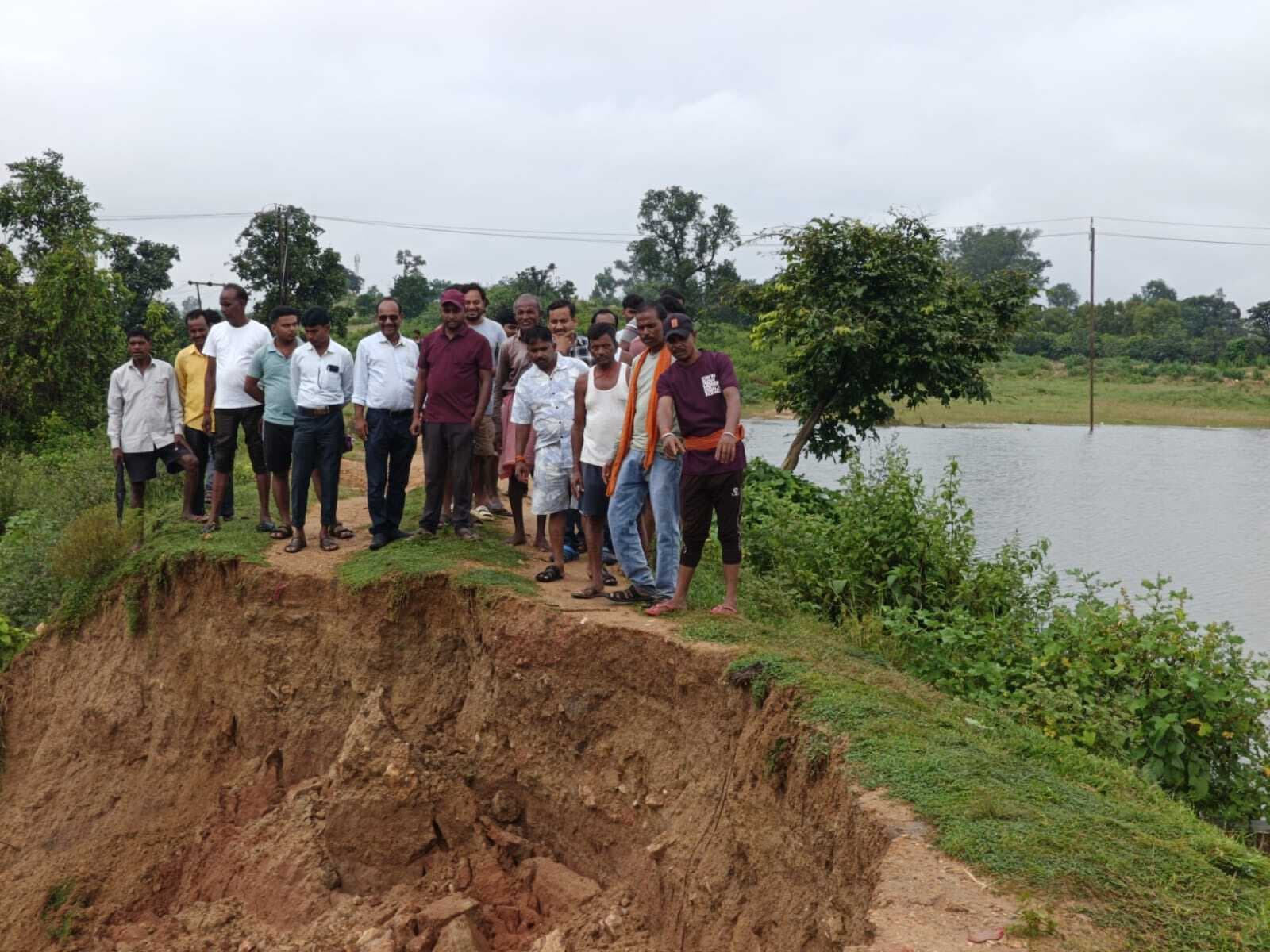 Giridih News :बारिश से क्षतिग्रस्त हुई तालाब की मेढ़