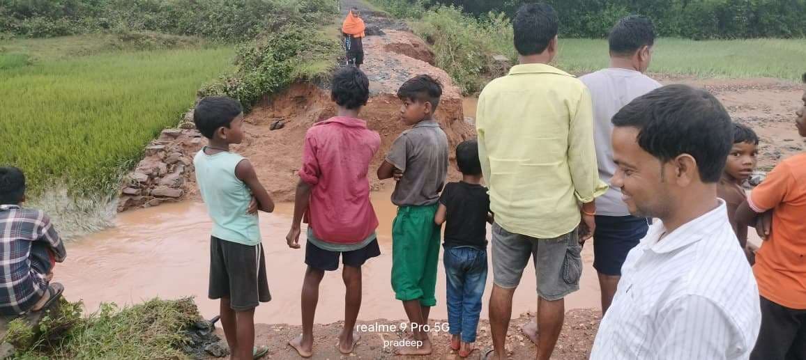 Giridih News :बदगांवा तक बन रही सड़क गार्डवाल सहित बही