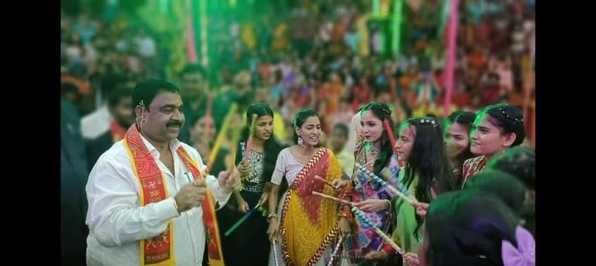 बसंतराय दुर्गा मंदिर में पहुंचे श्रम मंत्री संजय यादव, डांडिया में लिया भाग