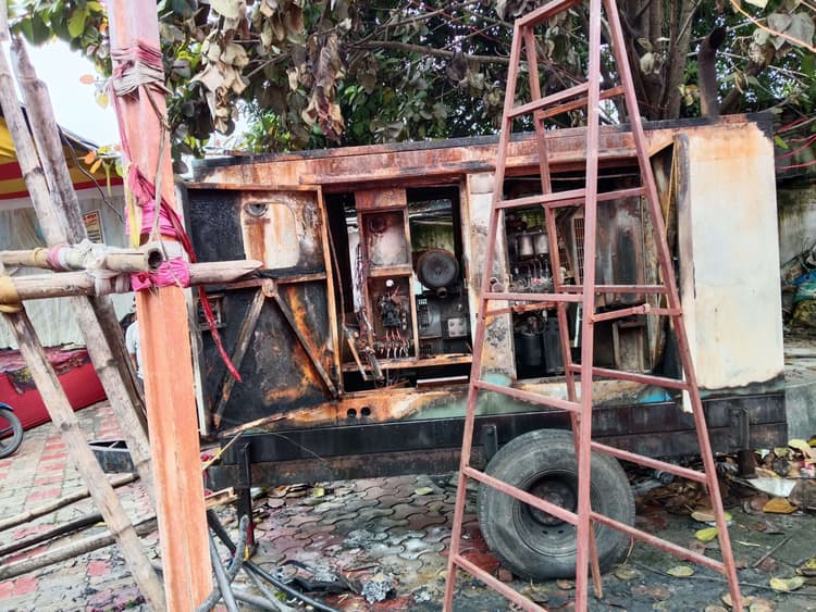 Bokaro News : पंडाल के पास डीजी जेनरेटर में लगी आग