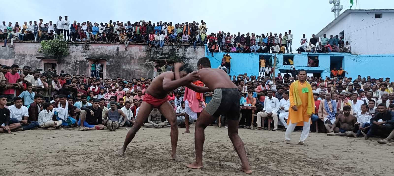 Bhagalpur news जम्मू कश्मीर के राकेश पहलवान चांदी के हार से सम्मानित