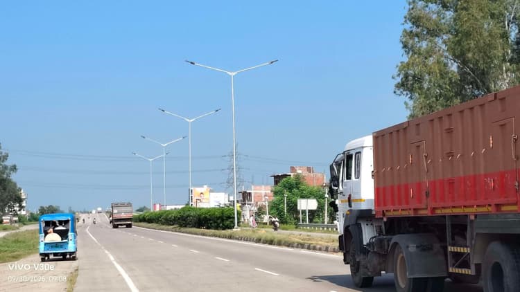 एनएच-19 पर पुसौली बाजार में लग रही लाइटें, अब रोशनी में नहायेगा हाइवे