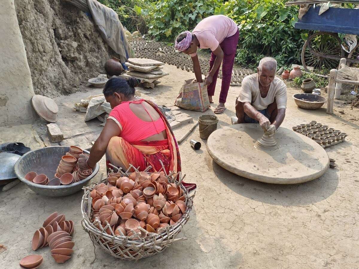दशहरा की उतरी खुमारी अब हो रही दीपावली की तैयारी, सजने लगे हैं बाजार