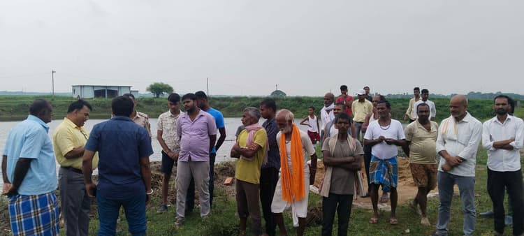 ग्रामीणों के सहयोग से तालाब किनारे छठ घाट पर बन रहा सूर्य मंदिर