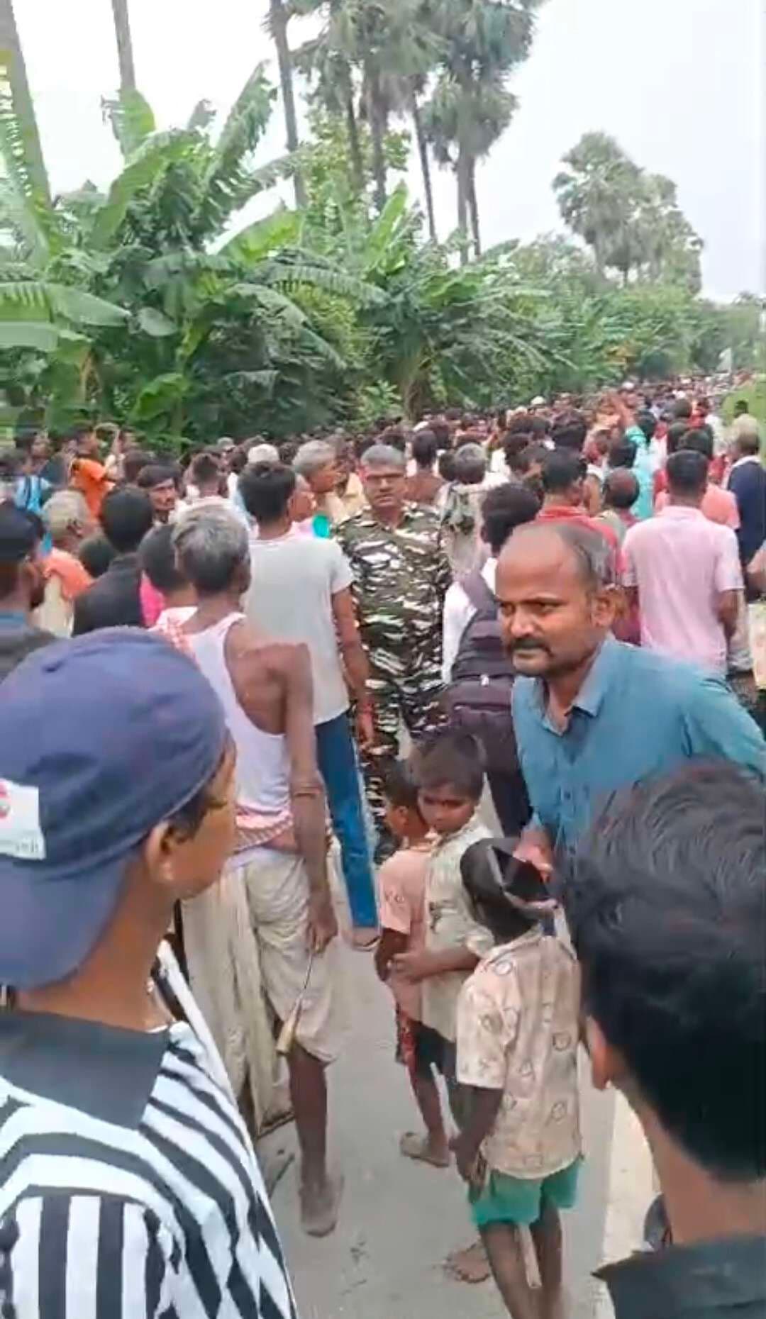 Samastipur News:सिमरी गांव में तार के पेड़ से दब कर साइकिल सवार अधेड़ की मौत,सड़क जाम