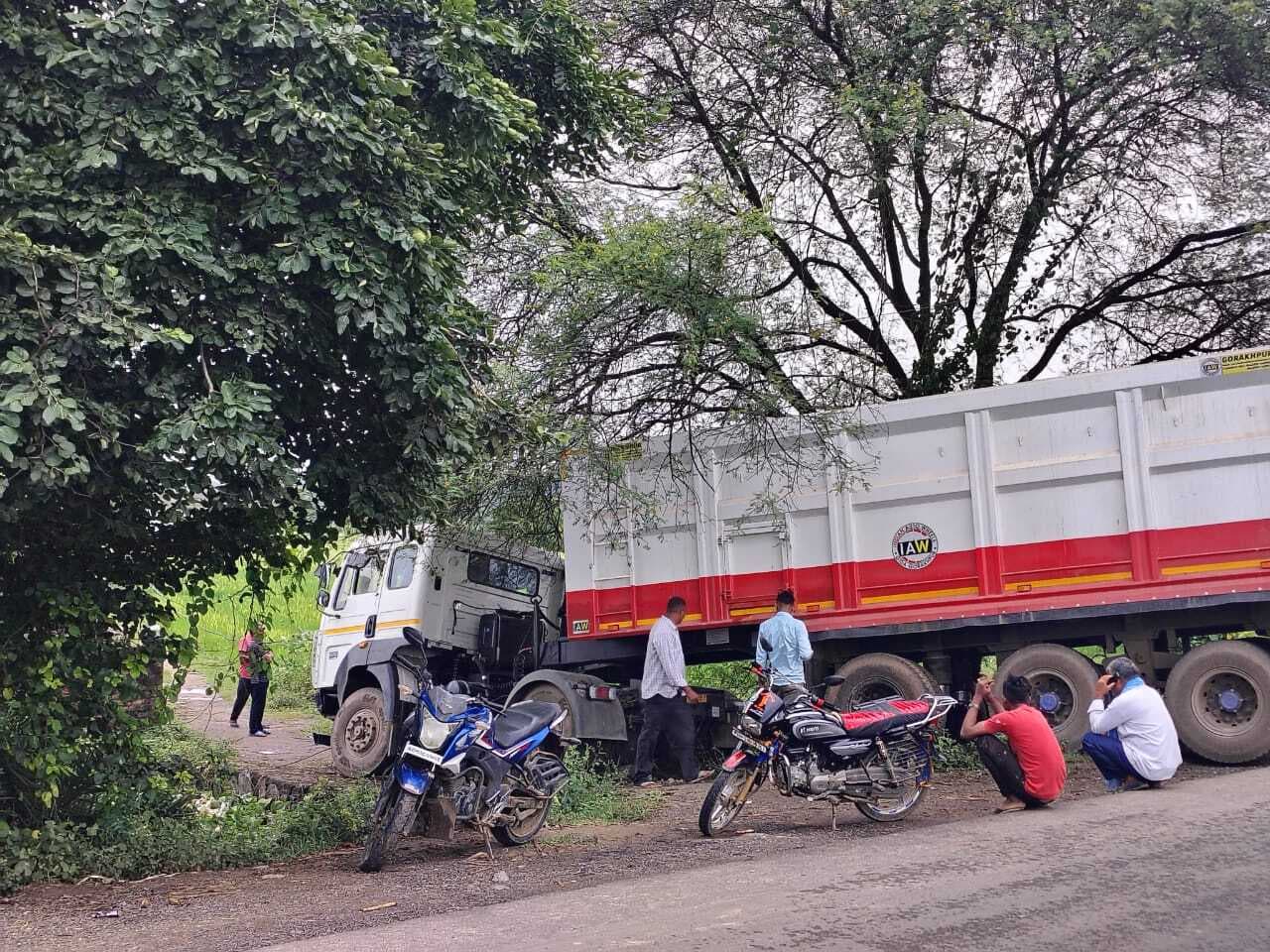 सड़क हादसे से बाल-बाल बचे हाइवा चालक-खलासी, पुलिया व विद्युत खंभा क्षतिग्रस्त